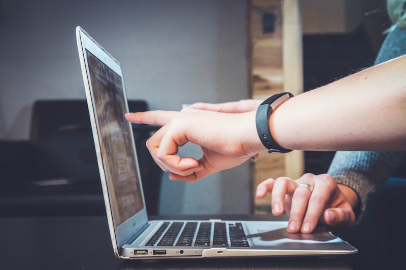 Étudiante qui suit un cours en ligne de haute qualité